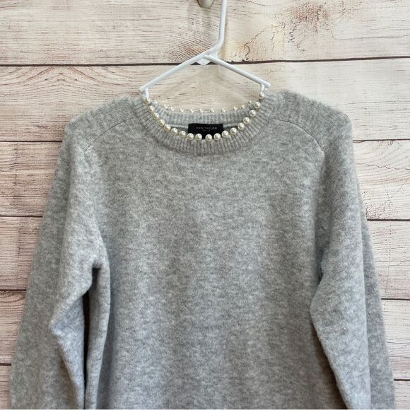 NEW WITH TAGS ANN TAYLOR GRAY SWEATER WITH PEARL DETAILING - Picture 2 of 7